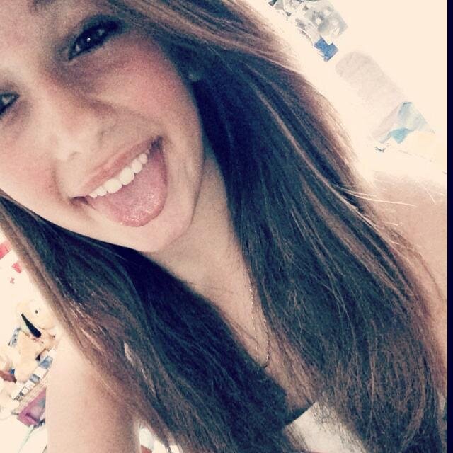 Je m'appelle Estelle  , 14 ans , Aimer la photo , la dance , la musique , et je suis la fille à gauche :)