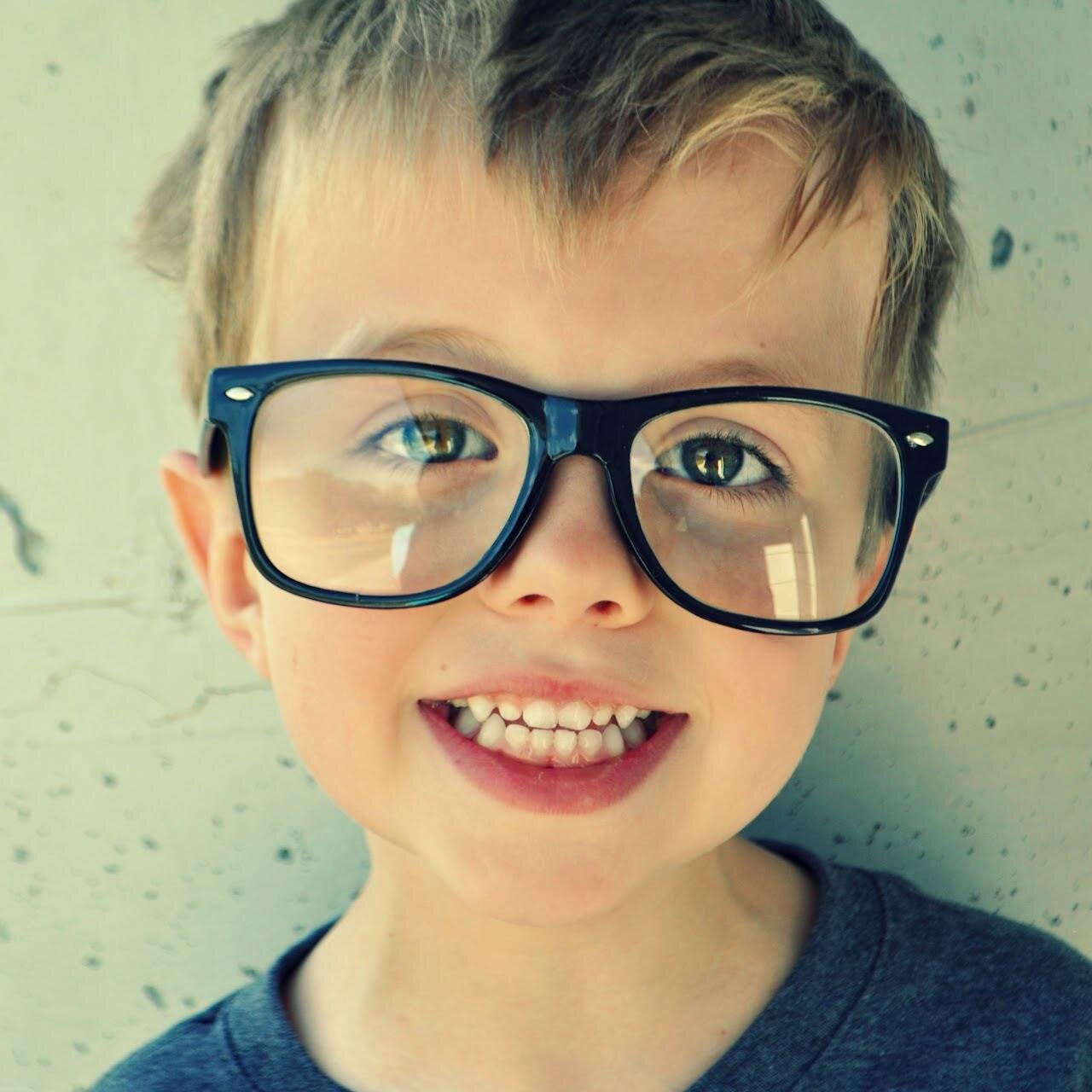 CalvinSmylesPN's profile picture. So I'm that baby boy @AbstruseEvelyn and @LewisSmyles had, so what I get from that is I'm gonna be one sassy attractive heartbreaker!