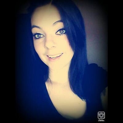Ela é jovem de mais pra se prender a uma vida, que não tem rumo certo pra viver, mais ela entende que pode ser feliz com ou sem você!