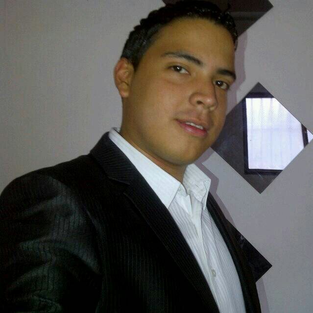 Serio, tranquilo centrado en lo que quiere y busca, lo demás preguntame.