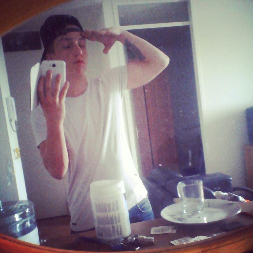 single♥ |hoogerheide|18jaar | FEYENOORD♥♥ Rotterdams bloed ♥rappresents | Jessotheboy |♥ Thaiboks
 #TeamZuidWest♥fitnissgoons with @patrick1871 ☺