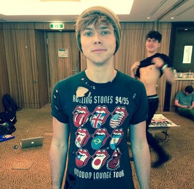 We are 2 dutch girls who loves 5 Seconds Of Summer. Saw them 25 june 2014 -since 5 july 2014