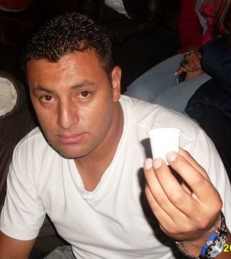 Extrovertido, amante de la buena rumba y las buenas amistades.