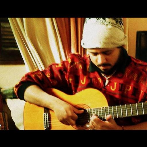 Este otario chamuya con un laburo, la música, la chacarera y la poesía. Es papá de Viole, pero eso no es un chamuyo, por el contrario, es la mayor verdad.