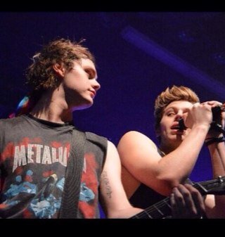 i want a̶ ̶p̶r̶i̶n̶c̶e̶ ̶o̶n̶ ̶a̶ ̶w̶h̶i̶t̶e̶ ̶h̶o̶r̶s̶e̶ 5SOS Tickets