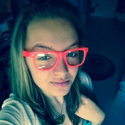 Je suis une fille gentille, jalouse, possessive mais je le vie bien j'en merde le monde et j'en suis fière
Aller kiss