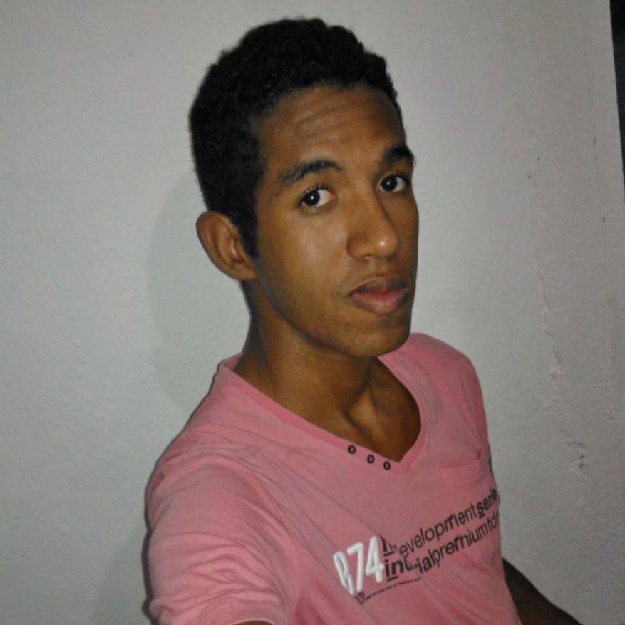 meus maiores tesouros familia e amigos 
amoo artes marciais ,luto muay thai e kickboxing ,toco violao amo sair  e é isso