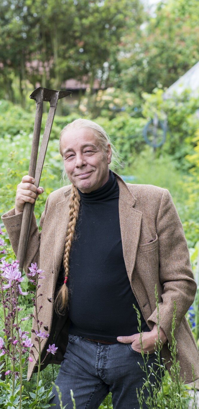 Has a passion for gardening.  Dips into Twitter when he can. NEVER reads Direct Messages    https://t.co/h8Z4Nq2x3m