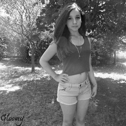 Algérienne, j'aime manger des chips, des cookies i tout. Mouahahahaha. 3