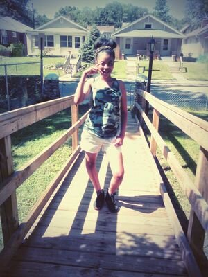 4_25_13_Loyalty's profile picture. Pass thee crown too thee real queen  .yanooo thee girl get it poppin ' likee ah pill fiend 
4.25.13