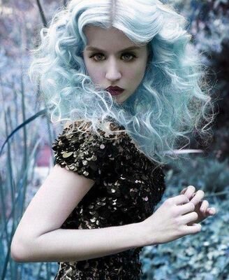 Call me Vee. I looks like 22 years old. I was born in France and now I live in America. I am just an artist who will learn at @College_AU