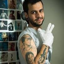 Sou muito fã do Michael Jackson e não me envergonho disso não gosta então fica na sua.