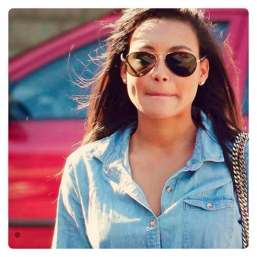 Singer and actress
Cantante y actriz
:)
