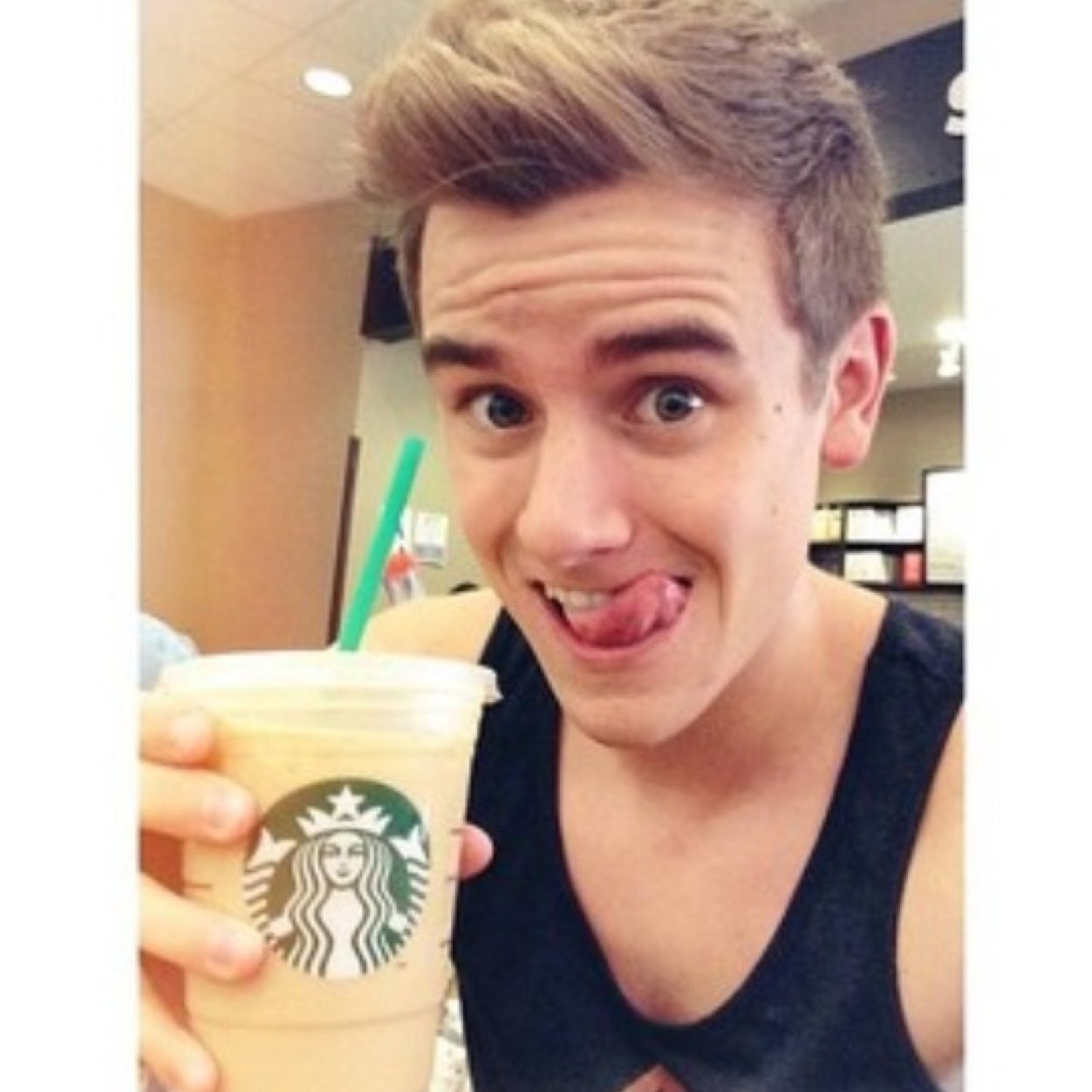 Connor franta is perfection♡
           #weloveyouconnor