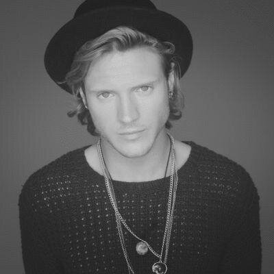 Sou a @ThammysMcFLY ◑ω◐ Poynter até a morte, but sometimes Jones, so Pones ❤ Dorgas, álcool, paçocas e muito McFLY você encontra aqui ◕‿◕ *---*