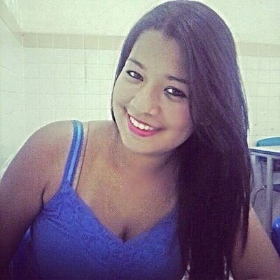 18 anos, Tenho as minhas próprias opiniões , e não as discuto em vão. Sou feeliz sendo quem eu sou , e não sou o que os outros querem que eu seja !
