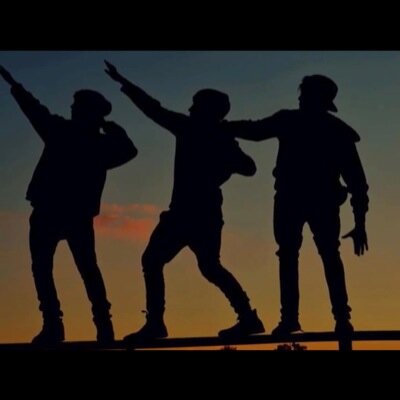 I LOVE THE janoskians, THEY ARE MY FAV LUKE IS THE BEST SO IS HIS BROS, THEY ARE FFFIIITTTT AS, THE REST ARE OKAY.. HA