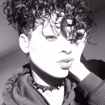 [ON BREAK] Your new source for your daily dose of Rihanna news. Started in 2011 and still growing! Buy Unapologetic http://t.co/Wy731nxXif