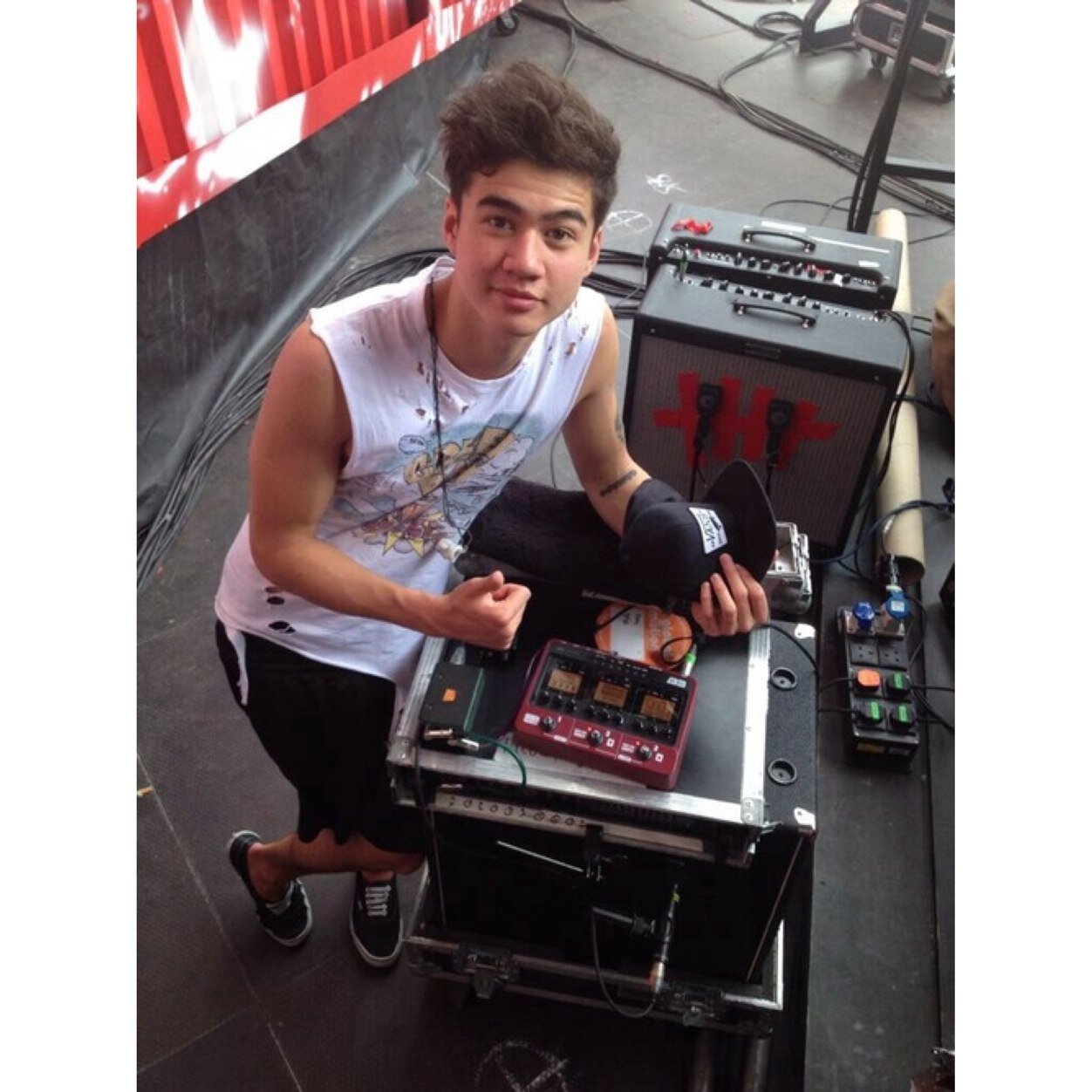 Hey babes i gave you a free follow. Please follow @mendesfactor and @coolwhitesiders thank you