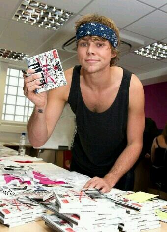 my lifesaver my everything he's like my guardian angel @ashton5SOS LOVE @5SOS TILL THE END