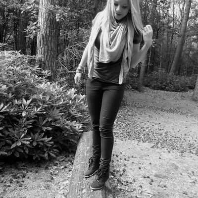 Insta; madelon_trieling Snap; xmadelonT Skype; madelon.trieling Dm voor nummer x.