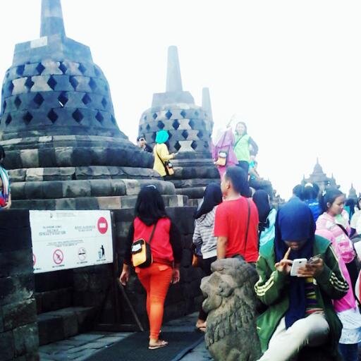 “terkadang, meskipun tahu semua cinta ini terlarang; tetapi tetap di perjuangkan
| 25 . 03 . 14
