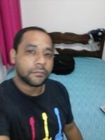 Vocalista e tecladista do Ministério Íntimos de DEUS,  pai de Mariana e Maria Luiza.