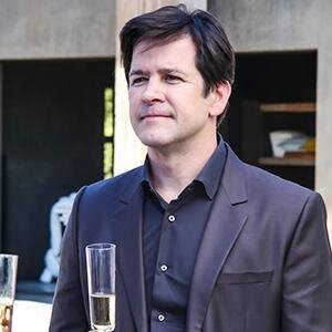 Gênio da computação, brasileiro. Vale do Silício, Califórnia (EUA). Vaidoso e bilionário, dono da Marra International, Casado com Pamela e pai de Megan.