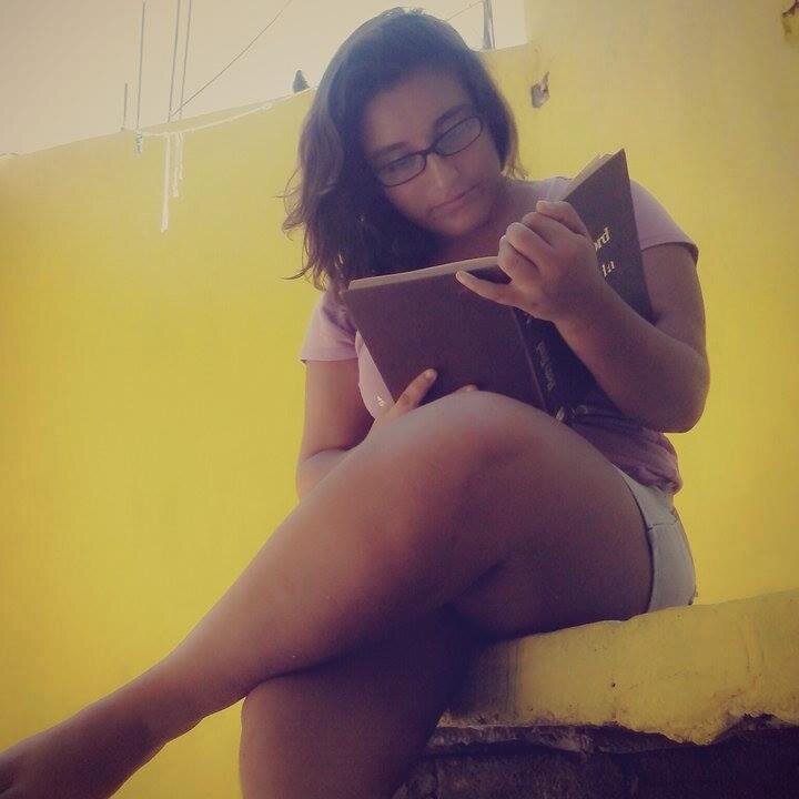 H o l i s *-* haha me llamo jocely tengo 16 años y me gusta leer mucho, escuchar música lml , jugar conmuñecas etc hahaha asi me quieren :3 *-*