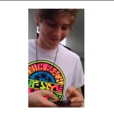 || 5 Seconds Of Summer saved me || 0/4 || Pizza lover and music obsessed.