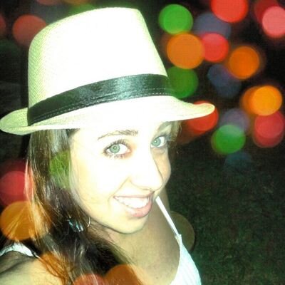 Amo a vida....amo ver o por do sol....apaixonada por praia...uma noite com céu estrelado ao redor de uma fogueira, violão e amigos!!!