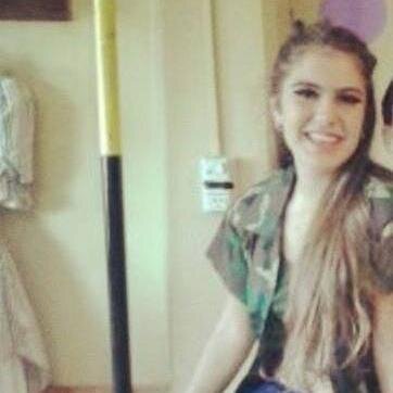 Por lo que fue y por lo que pudo ser
por lo que hay, por lo que puede faltar
por lo que venga y por este instante
¡a brindar por el aguante!