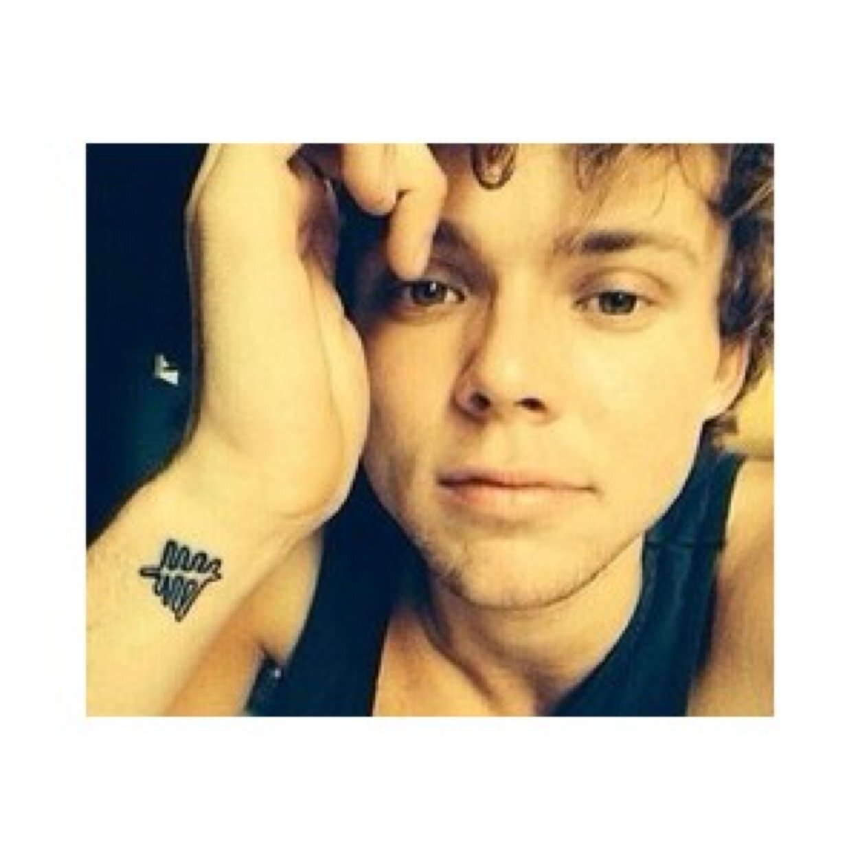 hi im kay i like flower crowns and boybands one day ill inspire someone i hope...❤1/3 5sos said they loved me