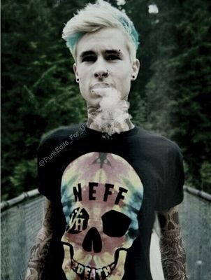 you just got a free follow from @boomboxlawley !