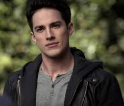 hi I am tyler lockwood I am a wolf yes I know i am {rp single H:on}