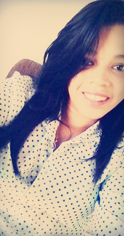 Ela é boba, ri de tudo e faz palhaçada. Ela sabe ser séria, fria e grossa. Ela é romântica, sentimental e se apega muito fácil. Ela se apaixona por sorrisos.