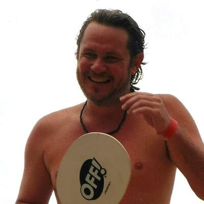 la palabra destruye tanto como la bala.