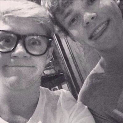 hii babe, follow @ordinashtonx because she gave you a free follow x ily