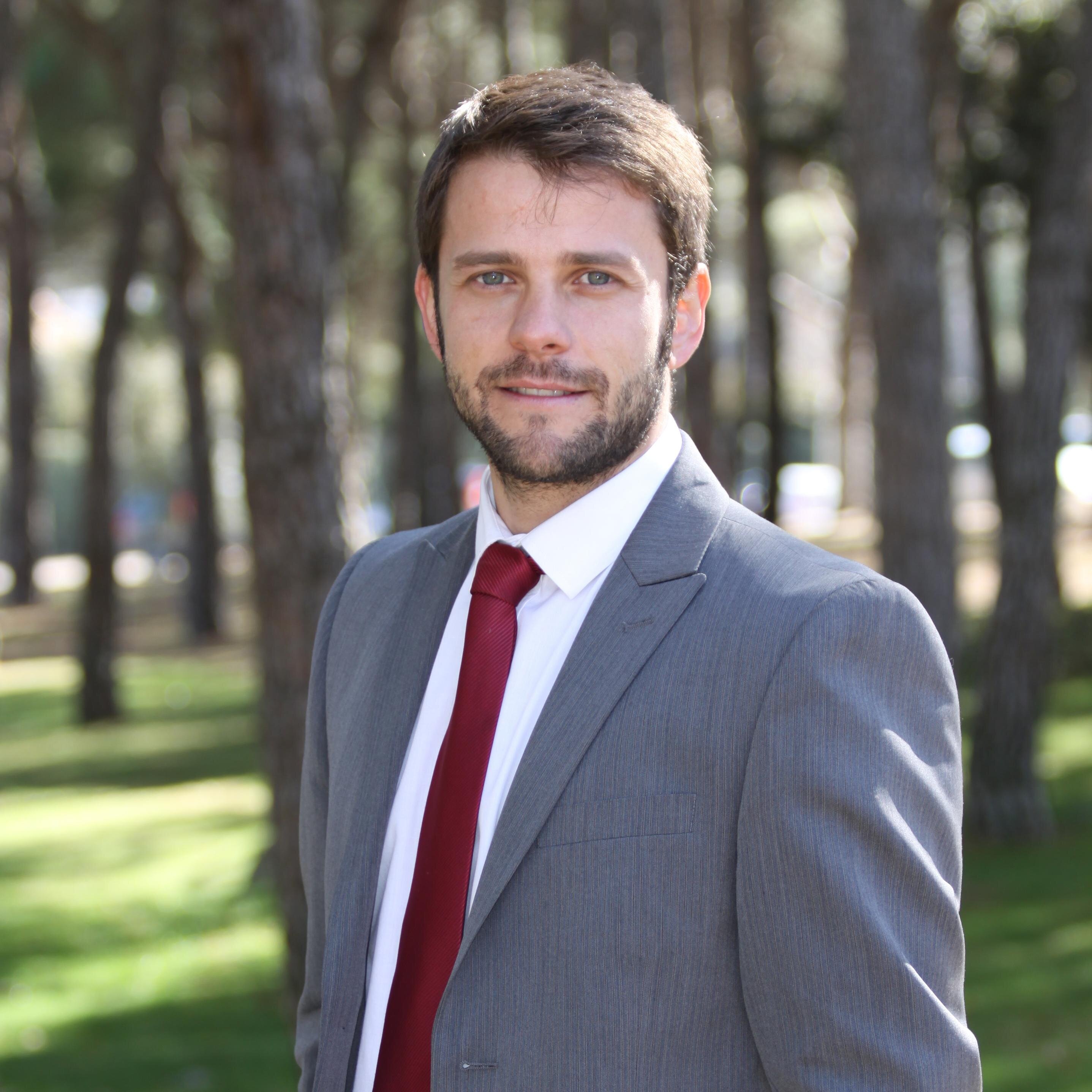Consultor y profesor de Marca & Comunicación. Curioso del ser o no ser de la comunicación política. Me gusta mediar para que ´los planes salgan bien´. Jaque!