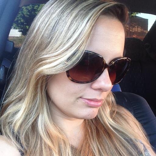 Sou a mescla de mulher corajosa,determinada,dedicada q caminha lutando pelos sonhos carregando dentro de mim a delicadeza de uma menina e o sorriso de um anjo
