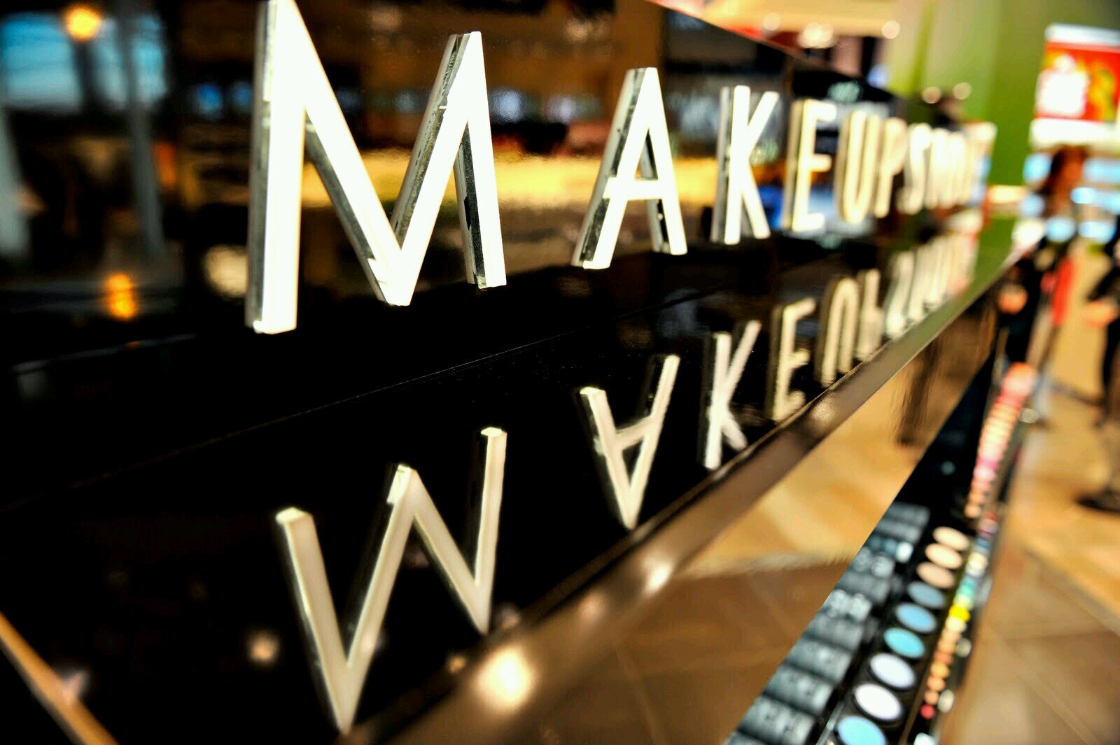 حساب يوفر منتجات تجميل من امريكا وبريطانيا .. Instagram: H_m_make_up