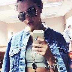 Selena Marie Gomez•21•                                 •Animatrice in piscina•         Waly•Liam•Zayn•Perrie•Scricciola•Ash•Jam