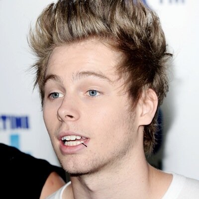 Follow me :) i love 5sos and the tall one is my little penguin ❤️