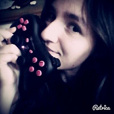 18. Estudiante de Bachillerato, adicta a los videojuegos. Sureña y alocada. Cuando estés a punto de rendirte, recuerda porqué empezaste.