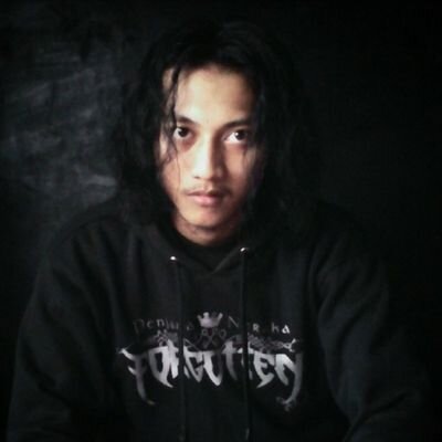 salah satu orang yang gagal ganteng, ahli leleb alus laur hade ome !
