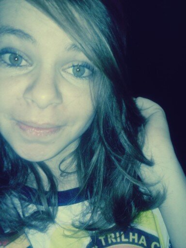 As vezes menina as vezes mulher e muitas vezes mulher com uma personalidade forte! Completamente apaixonada por mim e pela vida. De uma Fé sem tamanho.