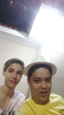 mendigos são felizes, mendigos são legais, dividem as bananas em partes iguais...