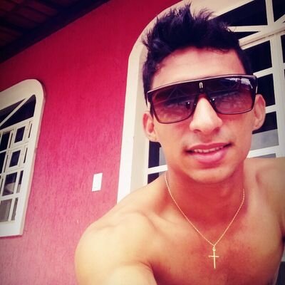 Não busco a perfeição em ninguém, não quero que busquem isso em mim *-* (Charlie B.. Junior )