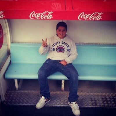 me gusta el futbol y estar con mis amigos