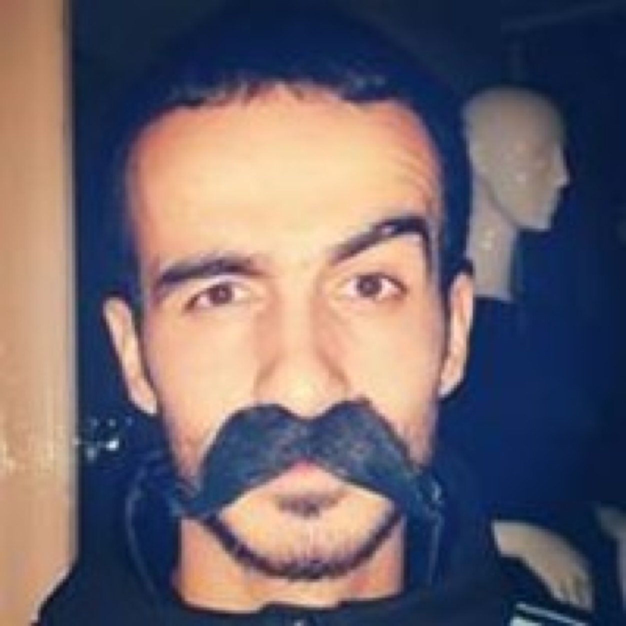 Las personas que se abren camino en el mundo son las que buscan las circunstancias que necesitan y, si no las encuentran, las crean.
